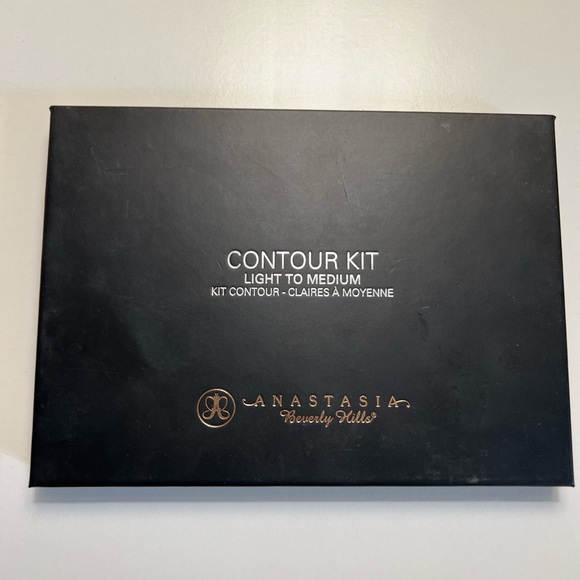 ANASTASIA BEVERLY HILLS
Bronze & Highlight Powder Contour Kit (light to medium) - Picture 8 of 8